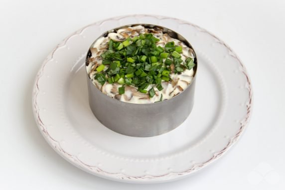 Слоеный салат с говядиной, жареными шампиньонами, огурцами и яйцами – фото приготовления рецепта, шаг 5