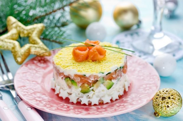 Слоеный салат с лососем, авокадо, рисом и яйцами