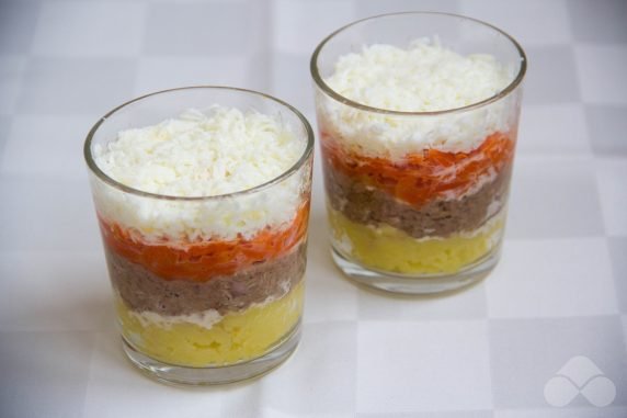 Слоеный салат «Мимоза» в стаканах – фото приготовления рецепта, шаг 4