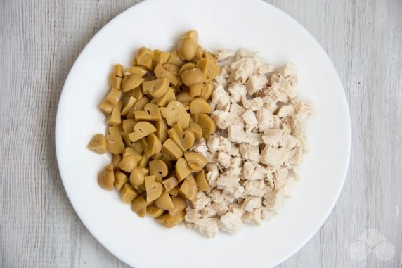 Слоеный салат с курицей и маринованными грибами – фото приготовления рецепта, шаг 1