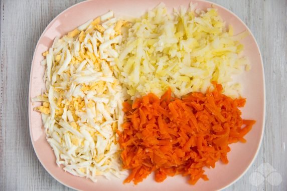 Слоеный салат с курицей и маринованными грибами – фото приготовления рецепта, шаг 2