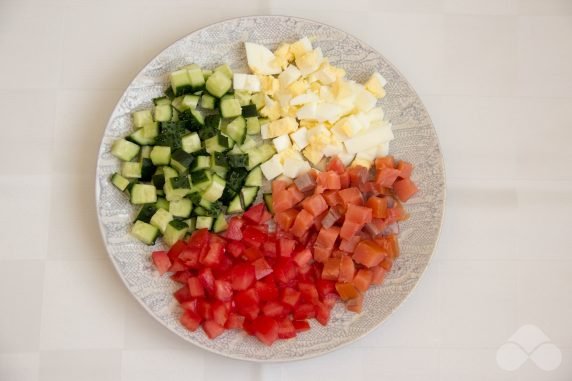 Слоеный салат с красной рыбой, яйцами и овощами – фото приготовления рецепта, шаг 1