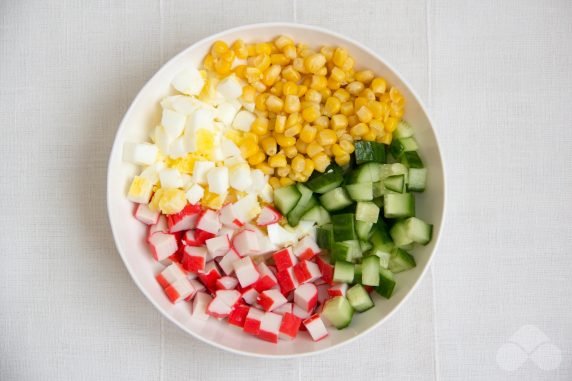 Крабовый салат без майонеза – фото приготовления рецепта, шаг 2