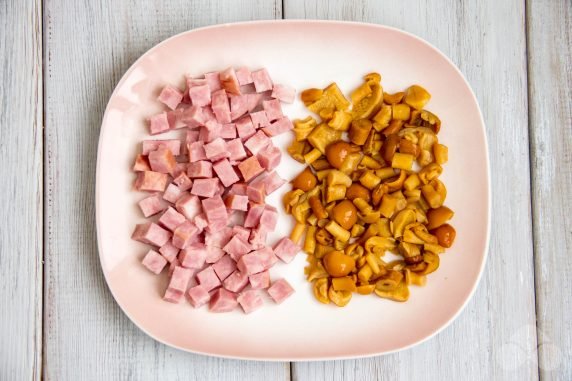 Слоеный салат с маринованными грибами, ветчиной, сыром и яйцами – фото приготовления рецепта, шаг 1