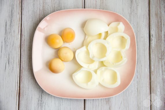 Слоеный салат с маринованными грибами, ветчиной, сыром и яйцами – фото приготовления рецепта, шаг 2