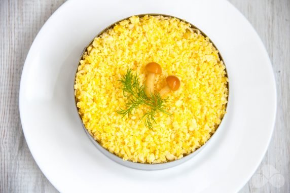 Слоеный салат с маринованными грибами, ветчиной, сыром и яйцами – фото приготовления рецепта, шаг 7