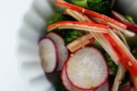 Салат с брокколи, редисом и крабовыми палочками