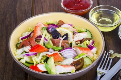 Разноцветный салат с крабовыми палочками