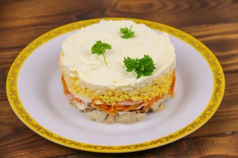 Слоеный салат с маринованными грибами, морковью и яйцами