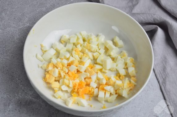 Крабовый салат с черри и кунжутом – фото приготовления рецепта, шаг 1