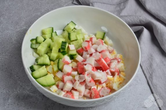 Крабовый салат с черри и кунжутом – фото приготовления рецепта, шаг 2