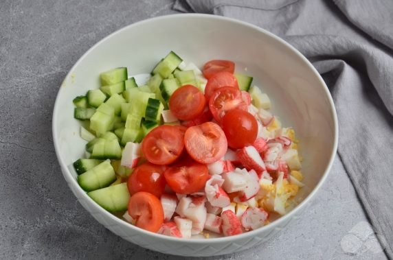 Крабовый салат с черри и кунжутом – фото приготовления рецепта, шаг 3