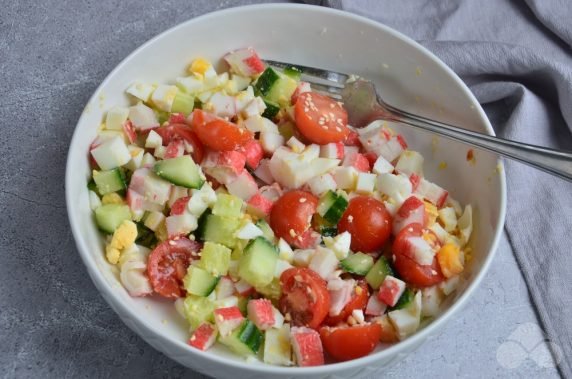 Крабовый салат с черри и кунжутом – фото приготовления рецепта, шаг 4