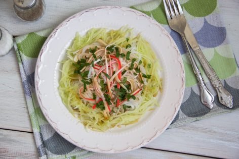 Азиатский крабовый салат с огурцами и петрушкой
