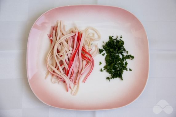 Азиатский крабовый салат с огурцами и петрушкой – фото приготовления рецепта, шаг 2