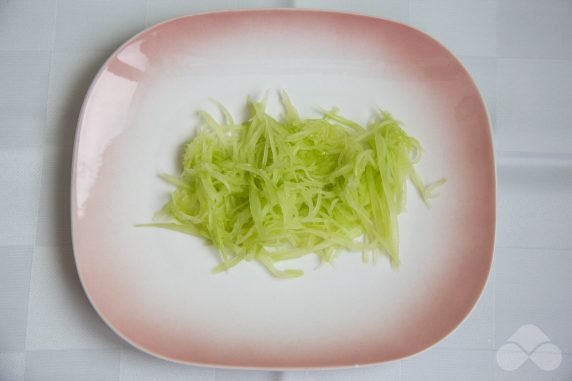 Азиатский крабовый салат с огурцами и петрушкой – фото приготовления рецепта, шаг 3