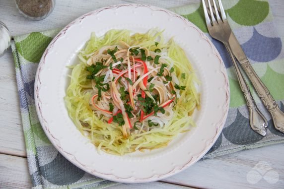 Азиатский крабовый салат с огурцами и петрушкой – фото приготовления рецепта, шаг 4