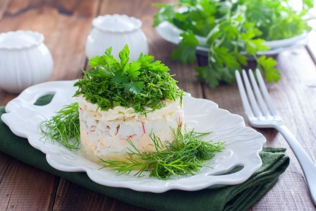 Нежный крабовый салат с сыром и зеленью