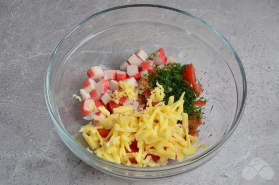 Крабовый салат с тертым сыром – фото приготовления рецепта, шаг 2
