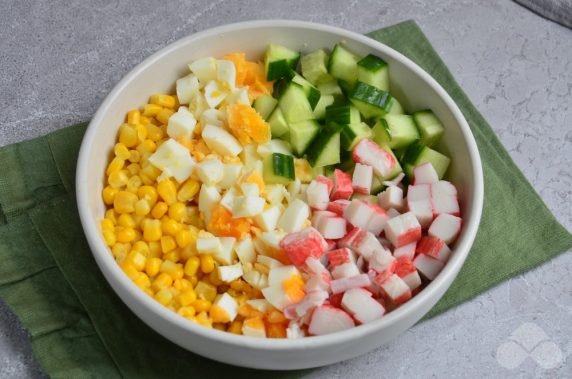 Русский крабовый салат с петрушкой – фото приготовления рецепта, шаг 2