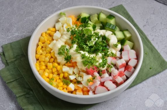 Русский крабовый салат с петрушкой – фото приготовления рецепта, шаг 3