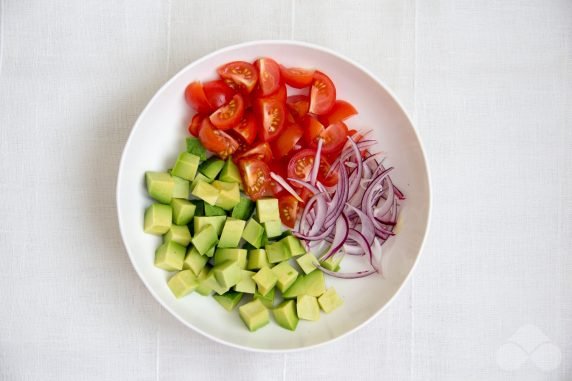 Салат с крабовыми палочками и красной икрой – фото приготовления рецепта, шаг 1