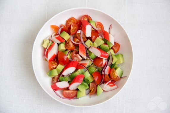 Салат с крабовыми палочками и красной икрой – фото приготовления рецепта, шаг 2