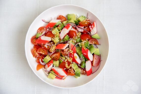 Салат с крабовыми палочками и красной икрой – фото приготовления рецепта, шаг 3