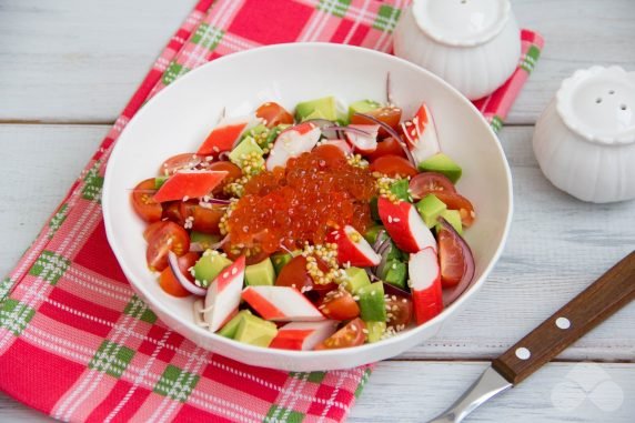 Салат с крабовыми палочками и красной икрой – фото приготовления рецепта, шаг 4