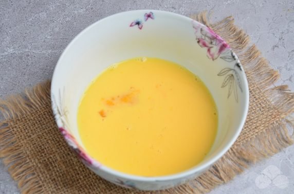Коктейльный салат с крабовыми палочками и омлетом – фото приготовления рецепта, шаг 1