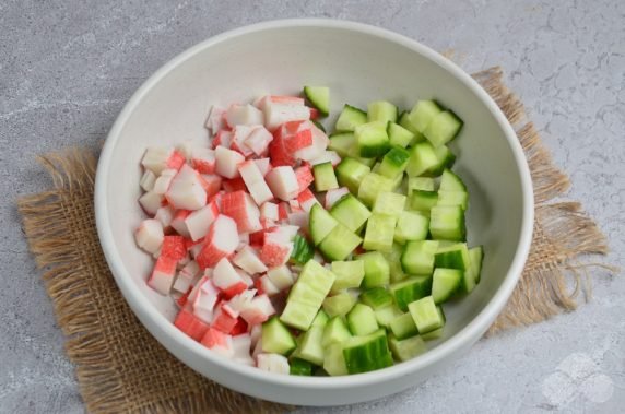 Коктейльный салат с крабовыми палочками и омлетом – фото приготовления рецепта, шаг 3