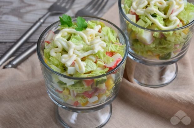 Четыре рецепта салатов с крабовыми палочками и пекинской капустой