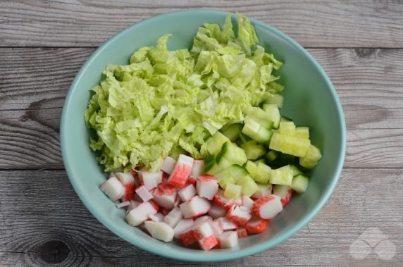 Коктейльный салат с крабовыми палочками и пекинской капустой – фото приготовления рецепта, шаг 1
