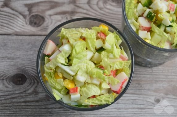 Коктейльный салат с крабовыми палочками и пекинской капустой – фото приготовления рецепта, шаг 2