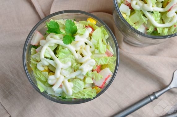 Коктейльный салат с крабовыми палочками и пекинской капустой – фото приготовления рецепта, шаг 3