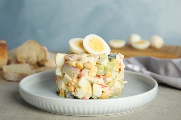 Крабовый салат с перепелиными яйцами
