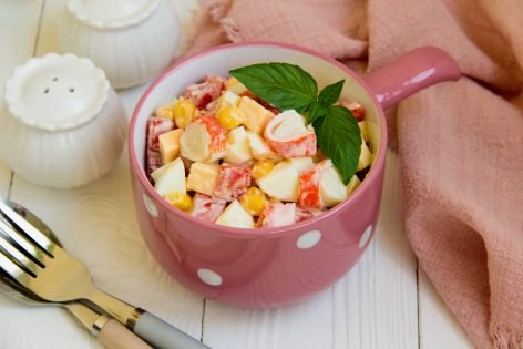Диетический салат с помидорами и крабовыми палочками