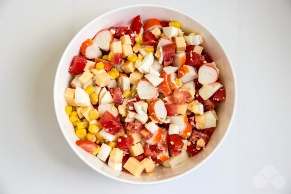 Диетический салат с помидорами и крабовыми палочками – фото приготовления рецепта, шаг 2