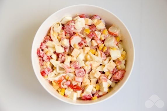 Диетический салат с помидорами и крабовыми палочками – фото приготовления рецепта, шаг 3