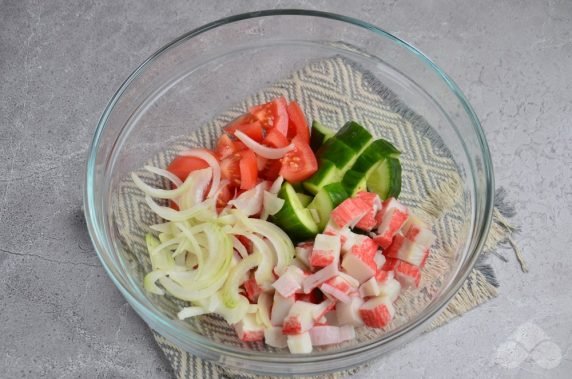 Овощной салат с крабовыми палочками без майонеза – фото приготовления рецепта, шаг 1