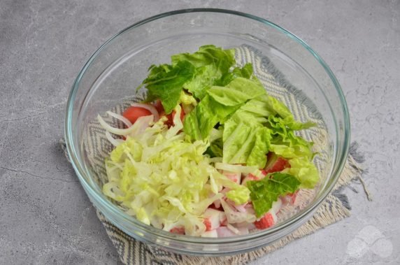 Овощной салат с крабовыми палочками без майонеза – фото приготовления рецепта, шаг 2