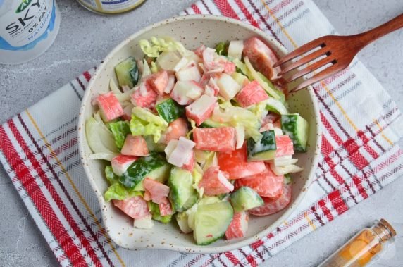 Овощной салат с крабовыми палочками без майонеза – фото приготовления рецепта, шаг 4