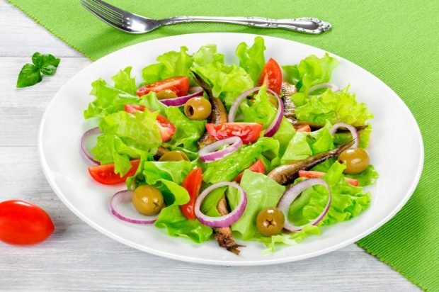 Салат из овощей, оливок и шпрот