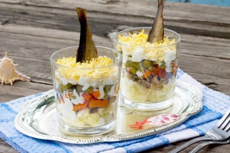 Слоеный салат со шпротами, овощами и яйцами