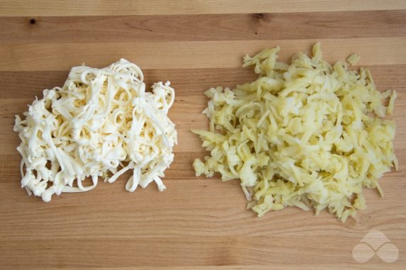 Салат со шпротами, плавленым сыром и солеными огурцами – фото приготовления рецепта, шаг 2
