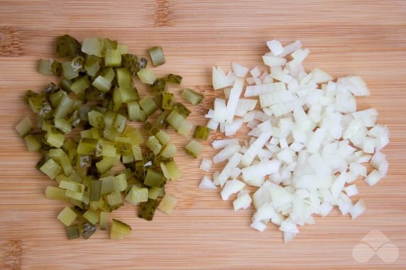 Салат со шпротами, плавленым сыром и солеными огурцами – фото приготовления рецепта, шаг 3