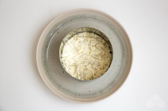 Салат со шпротами, плавленым сыром и солеными огурцами – фото приготовления рецепта, шаг 4