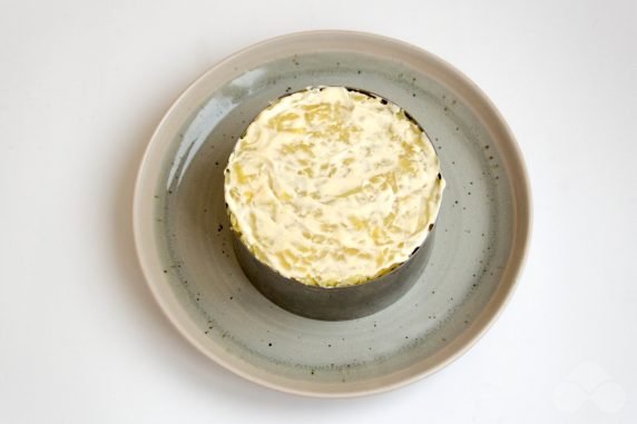 Салат со шпротами, плавленым сыром и солеными огурцами – фото приготовления рецепта, шаг 5