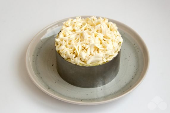 Салат со шпротами, плавленым сыром и солеными огурцами – фото приготовления рецепта, шаг 6