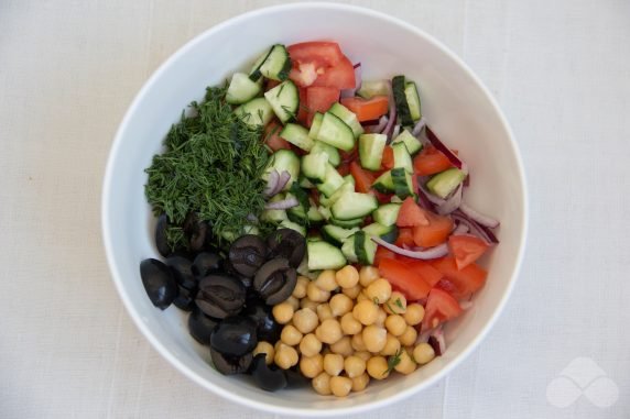 Салат с овощами, маслинами и нутом – фото приготовления рецепта, шаг 2